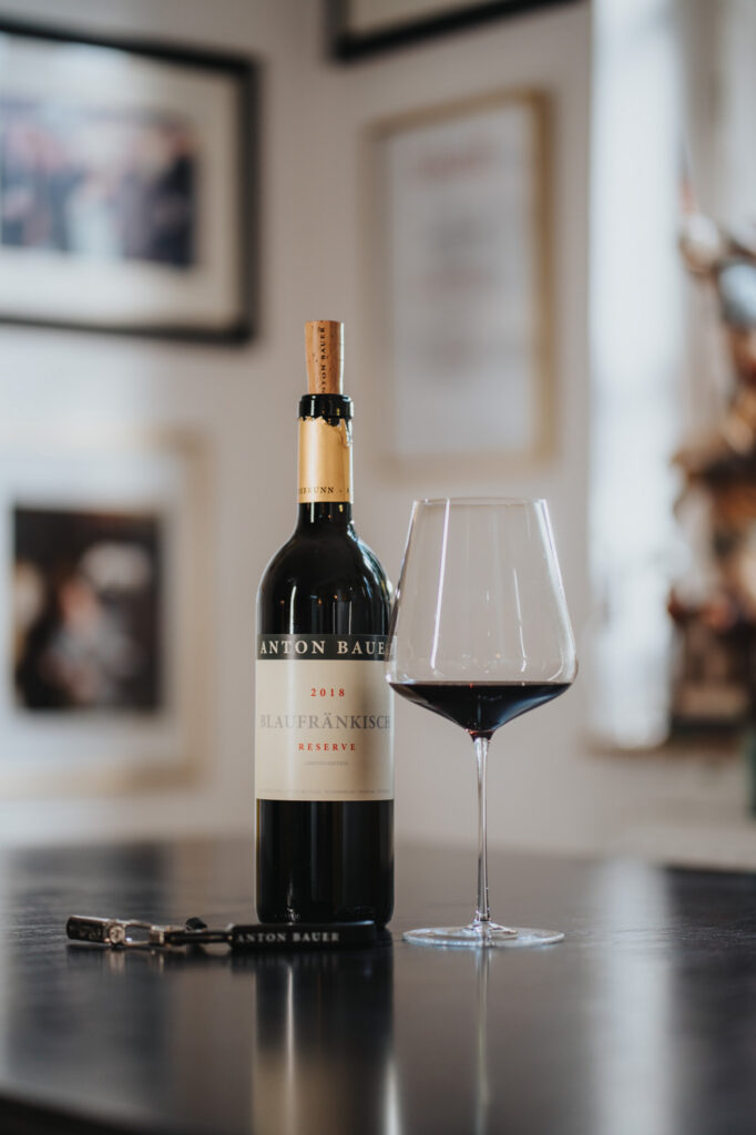 Anton Bauer Blaufränkisch Reserve 2018 neben Glas Rotwein